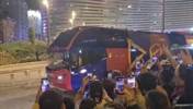 巴萨大巴离开伯纳乌球场时，皇马球迷比中指+唱歌嘲讽😂